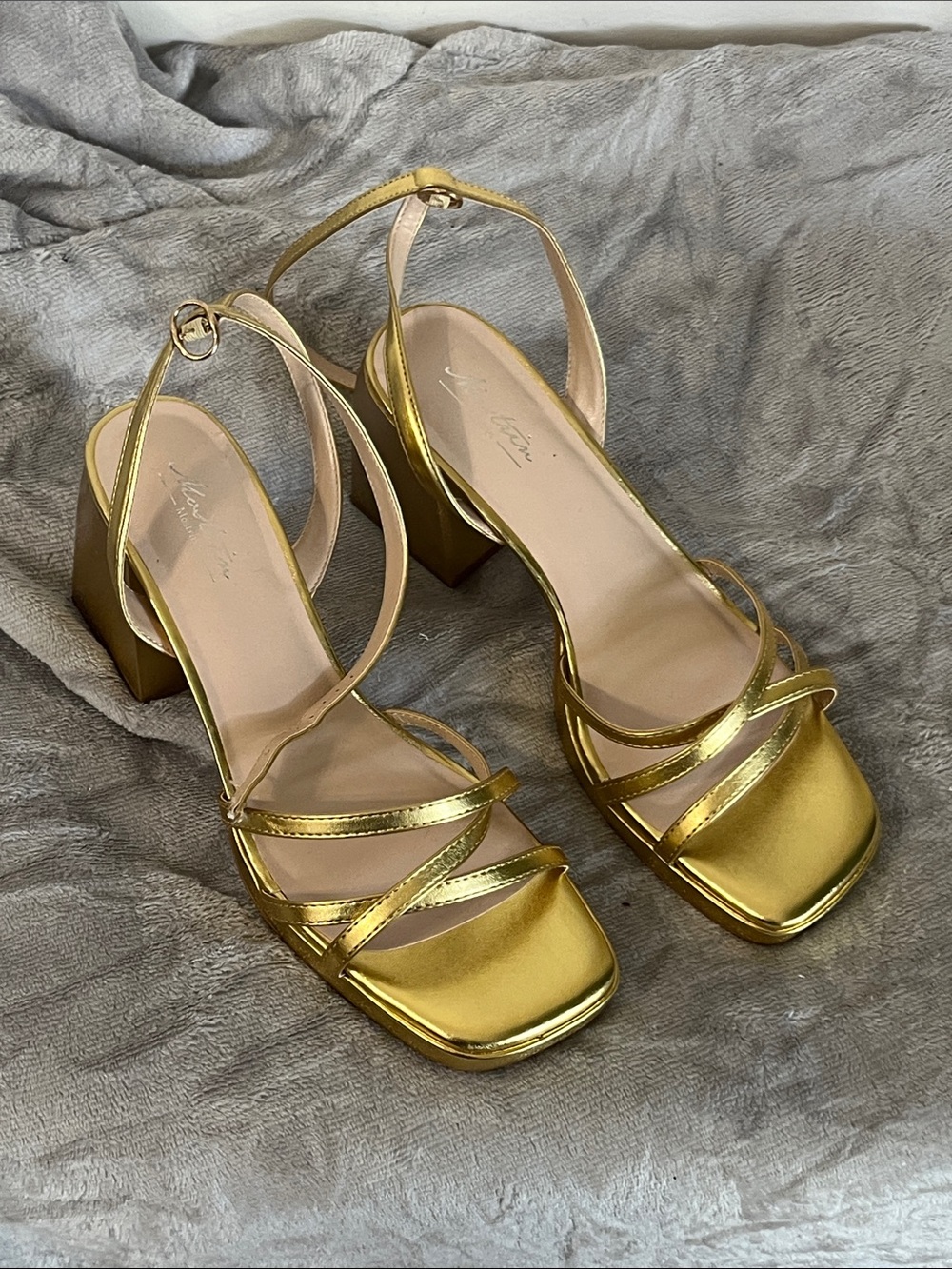 NWOB Mostrin Gold Strappy Block Heel Sandals Size 8.5 US 39 UK womens